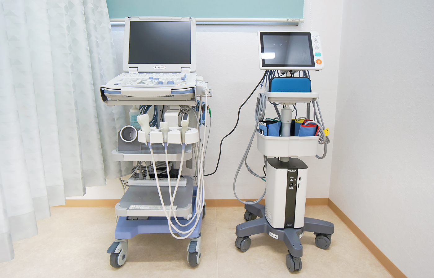 超音波画像診断装置（左）と血圧脈波検査装置（右）